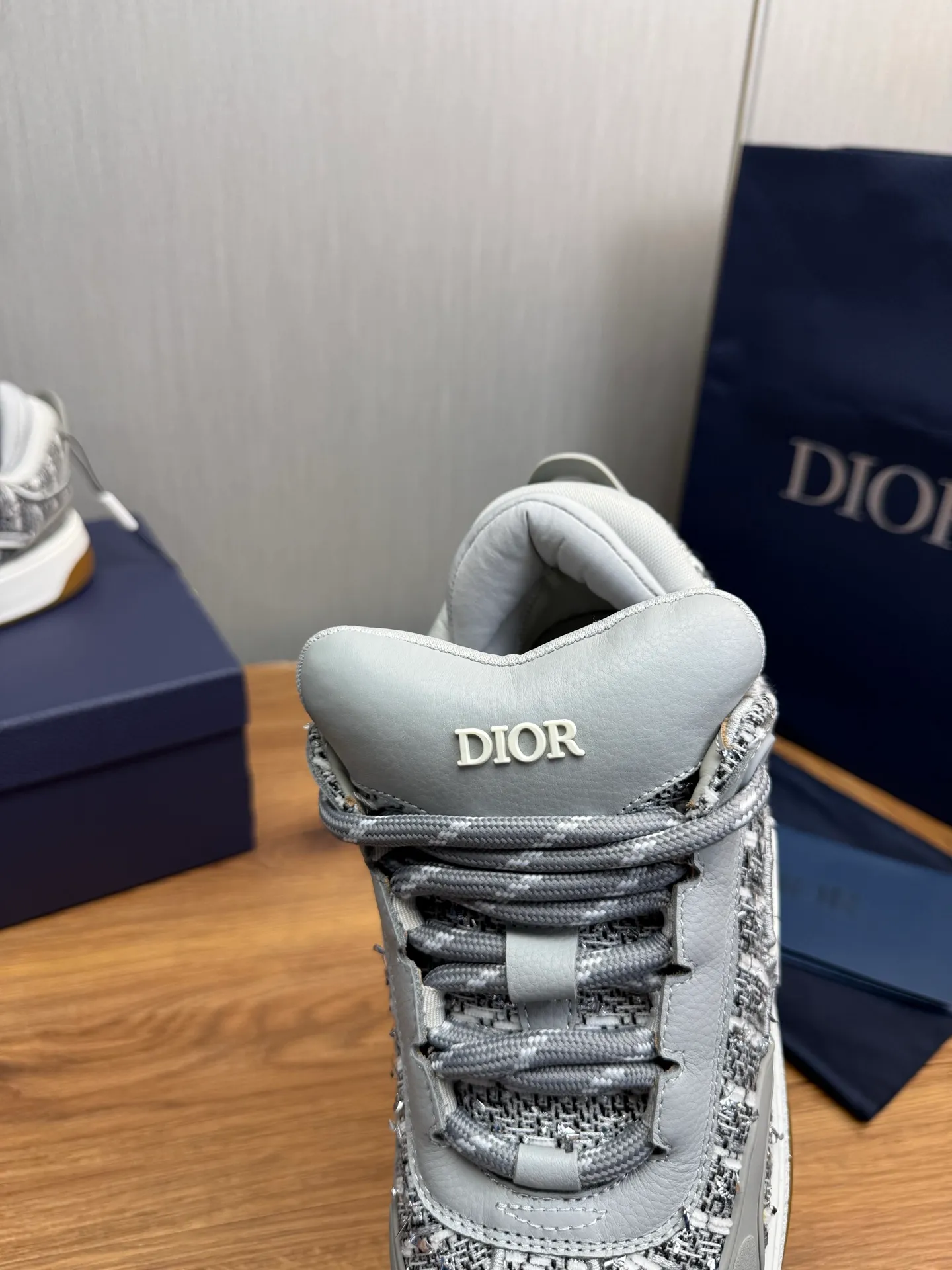 Men's shoes 💰800💰 Dior sneakers enrich the classic series with fashionable retro style. Carefully crafted, they can be paired with casual looks all year round. Dad Shoes style shoes that follow the trend of the retro market ▪️ Fabric: Original custom embroidered cowhide ▪️ Lining: Imported breathable mesh ▪️ Sole: Original molded non-slip outsole ▪️ Size: 38-45 (45 is custom-made and cannot be returned)